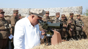 Mientras el mundo lucha contra el coronavirus, Kim Jong Un reapareció para supervisar pruebas de artillería en Corea del Norte (FOTOS)