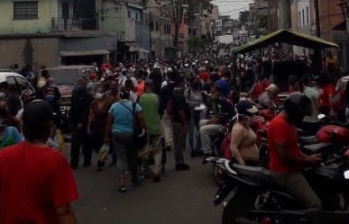 ¡Un despelote! PNB y comerciantes se enfrentaron en plena cuarentena en las abarrotadas calles de Catia #4Abr (VIDEO)