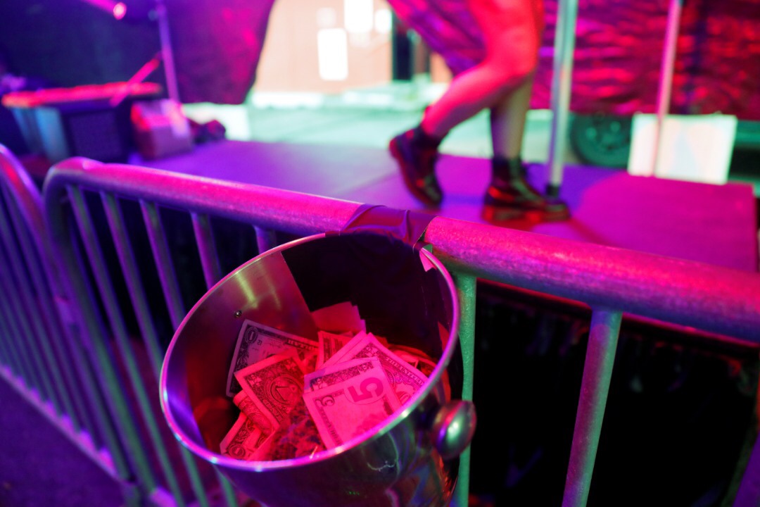 En fotos: el club de strippers que ofrece prostitutas “delivery” como medida ante la pandemia