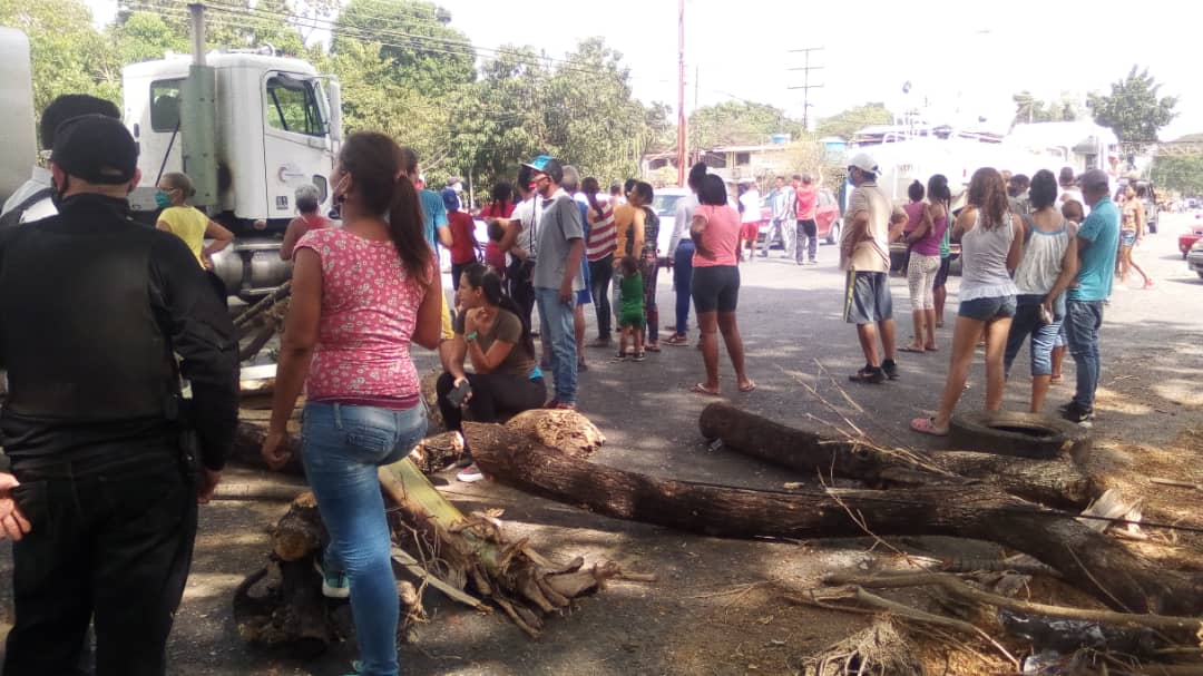 Habitantes de La Damatera en Santa Teresa del Tuy protestaron por fallas en servicios públicos (Fotos y video)