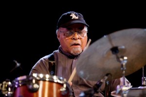 Muere a los 91 años Jimmy Cobb, mítico baterista de “Kind of Blue”, según medios de EEUU