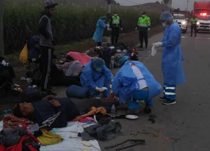 Camión cisterna atropelló a un grupo de venezolanos que dormía al costado de una carretera en Perú (Video)