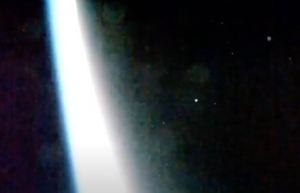 ¿Ovnis? Transmisión en vivo de la Nasa captó objetos brillantes volando sobre la Tierra (Video)