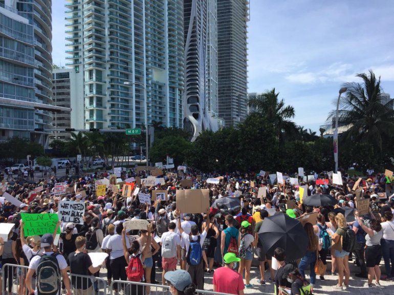 Manifestantes se reúnen en Biscayne Boulevard en el centro de Miami