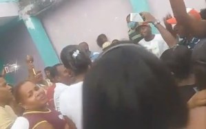 “¡Aquí no hay coronavirus!”… el insólito cántico entonado por guaireños irresponsables durante las fiestas de San Juan (VIDEO)