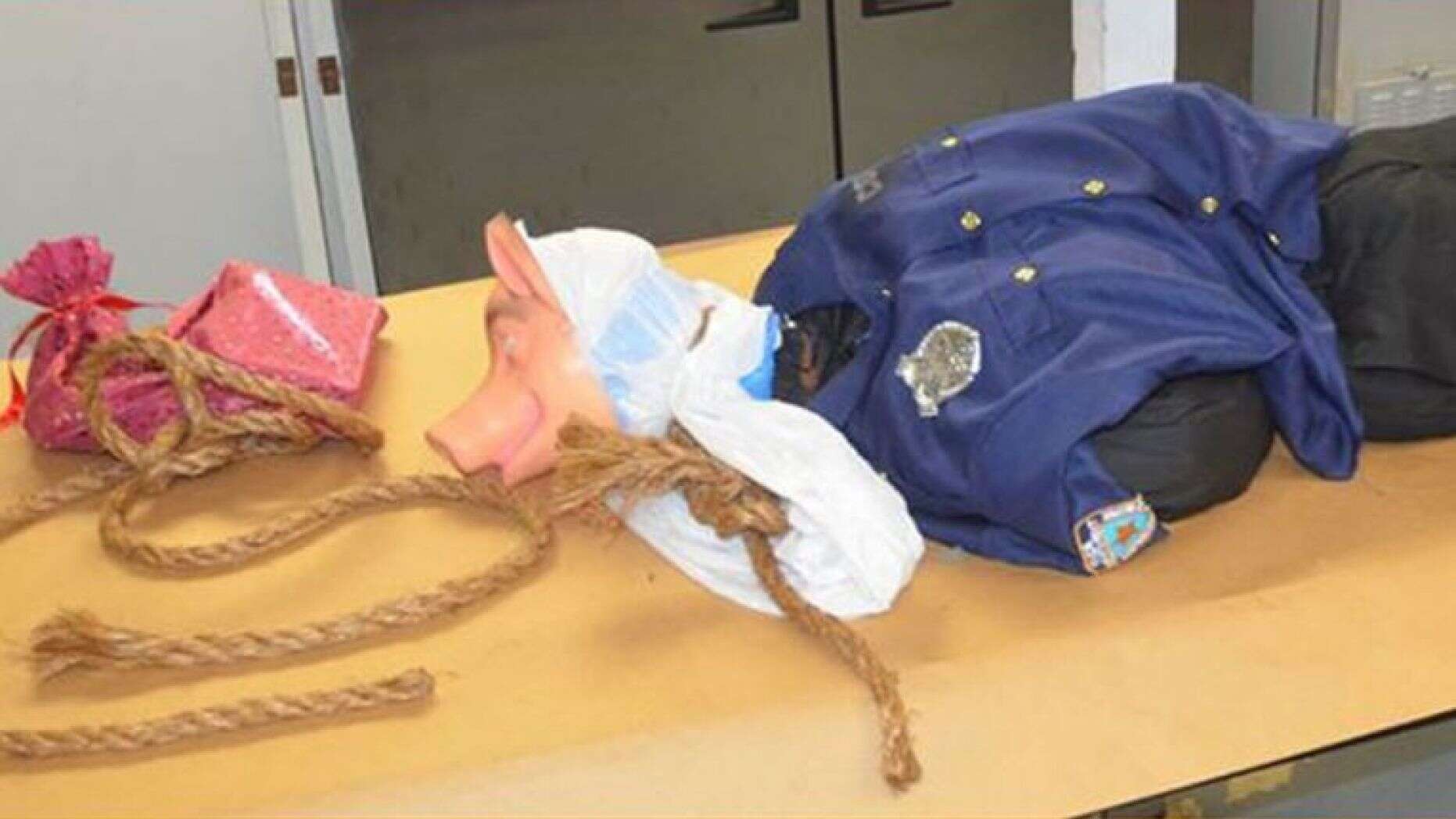 Indignación después de que un maniquí con uniforme de policía es linchado en Florida