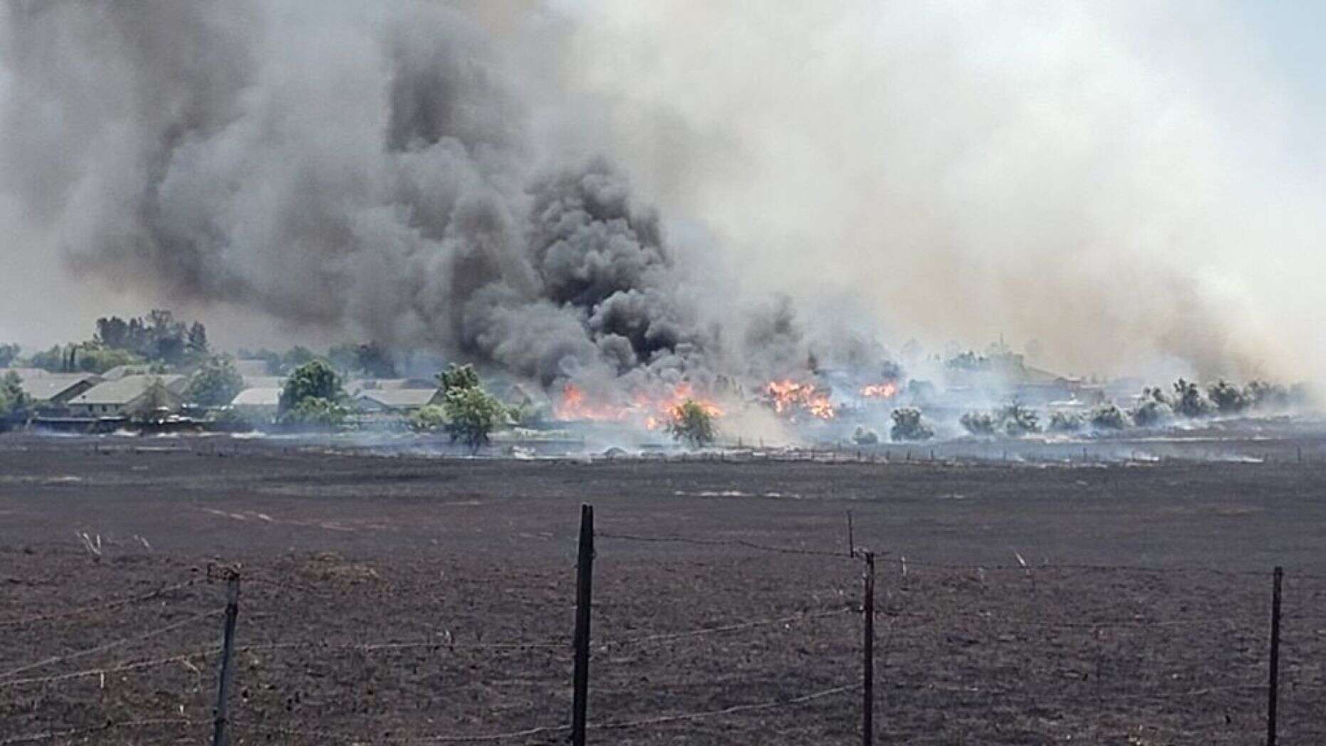 Incendio forestal destruye varias casas en California
