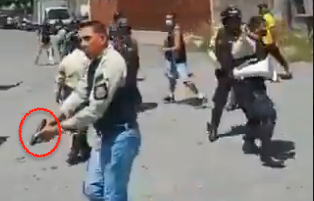 ¡Volaron piedras! PoliSucre intentó calmar los ánimos en la gasolinera de La Urbina pero… se prendió (VIDEO)