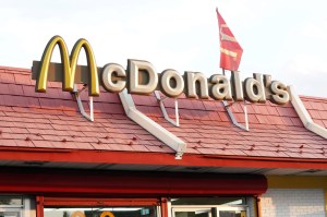 Encontraron cadáver envuelto en una bolsa de plástico sobre el techo de un McDonald’s de Nueva York