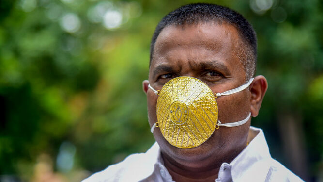 Pastor en India usa una mascarilla de oro porque “Dios se lo pidió” en sueños (Fotos)