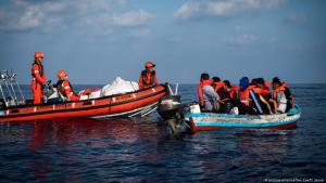 Guardacostas italianos socorren a más de 80 migrantes frente a las costas libias
