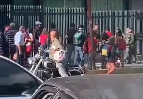 ¡Despiadado! Esbirro de la GNB golpeó salvajemente a motorizado que intentaba llegar a su casa en Petare (VIDEO)