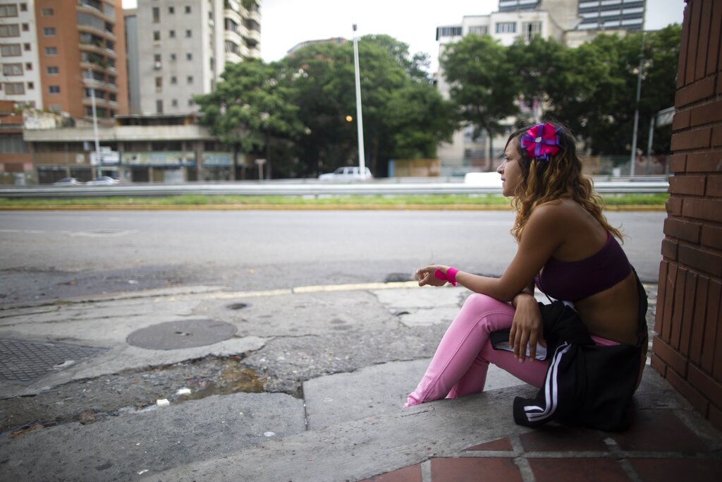 AP: Crisis empuja a jóvenes a la prostitución en Venezuela