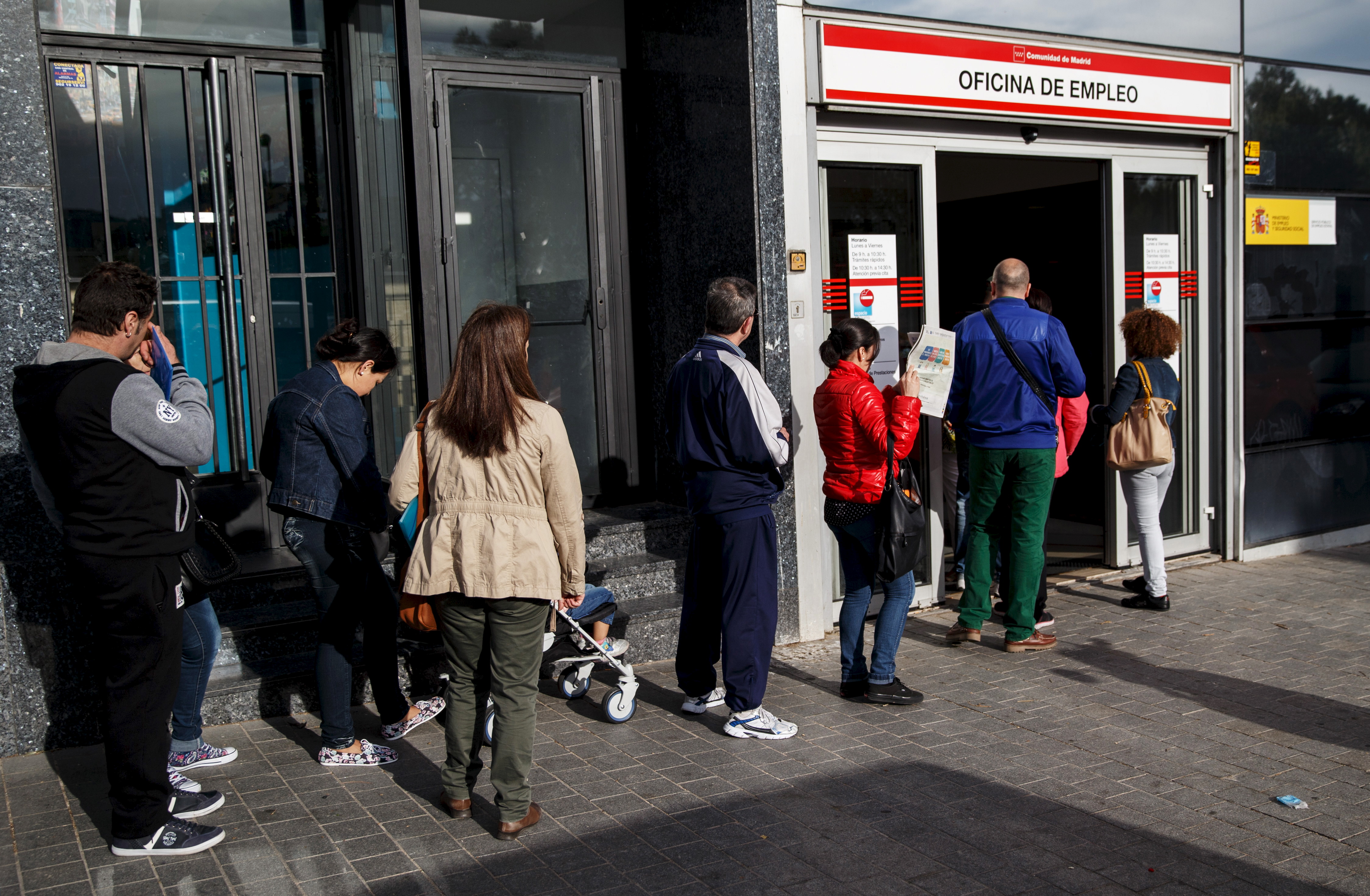 España registra la primera caída del desempleo desde febrero