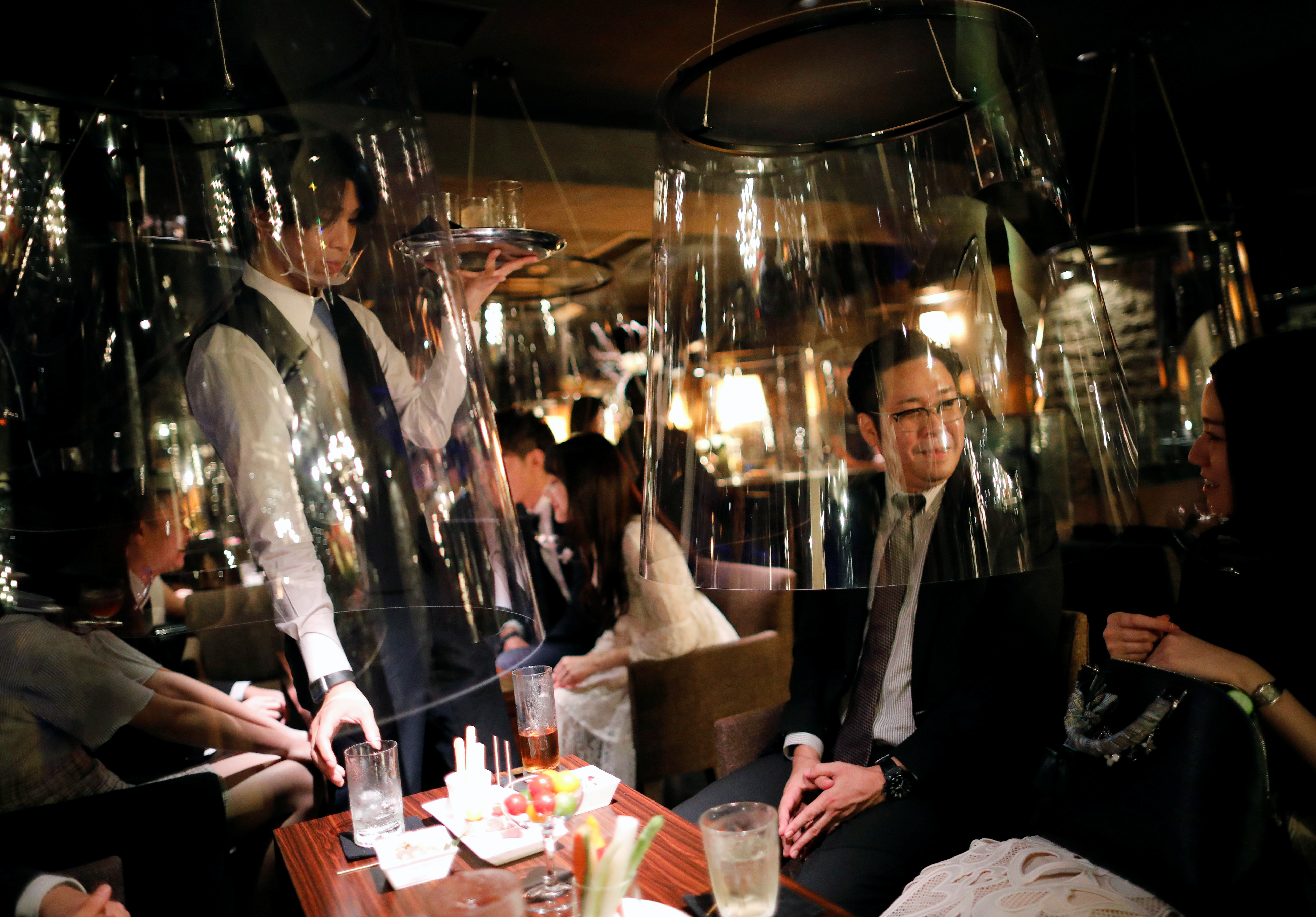 Bar de Tokio usa pantallas tipo pecera para atraer a clientes preocupados por el virus