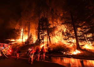 Bomberos avanzan entre las llamas para rescatar a gente atrapada en los incendios forestales de California (Video)