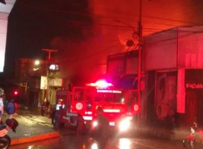 En Fotos: Bomberos luchan contra las llamas de un incendio en Mérida este #21Ago