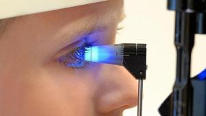 Realizarán el primer trasplante de ojo biónico que podría curar la ceguera