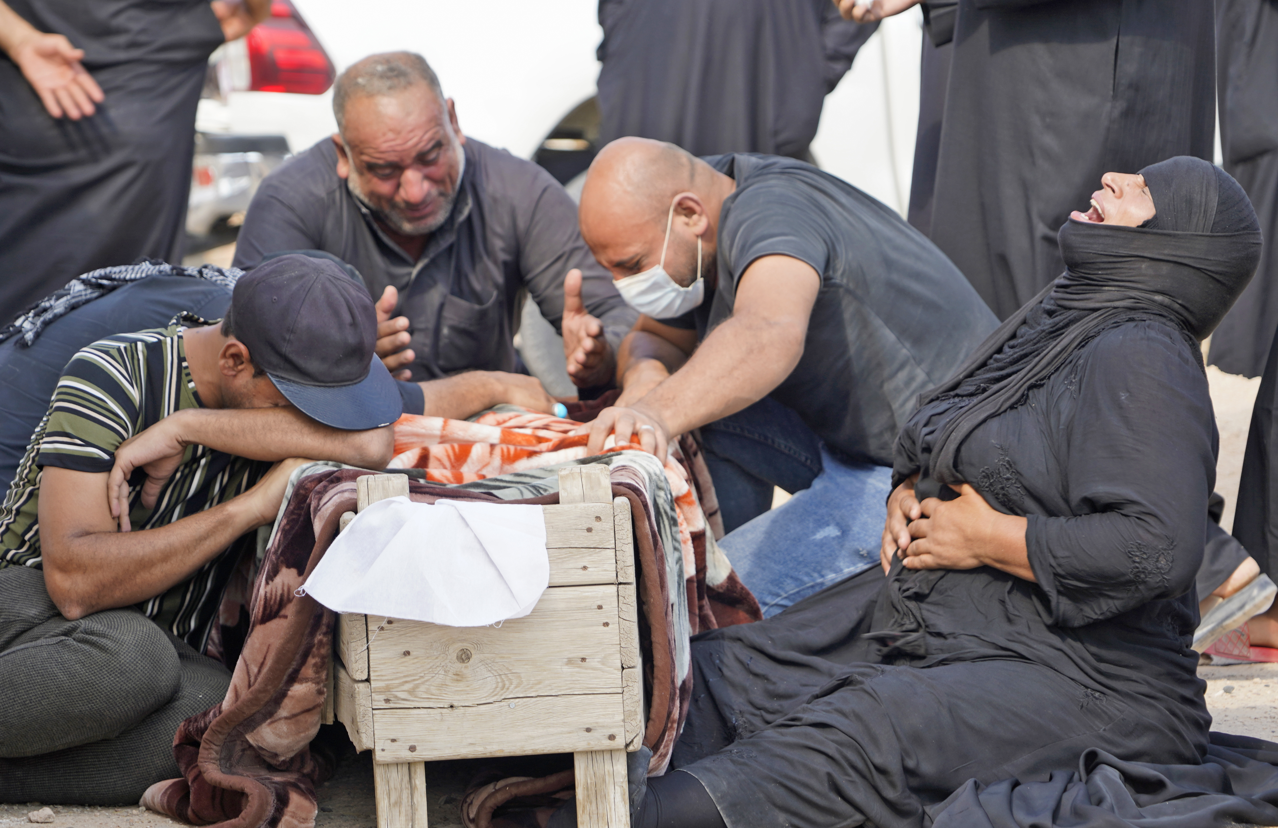 Los iraquíes desentierran a los muertos del Covid-19 para sepultarlos en tumbas familiares (FOTOS)
