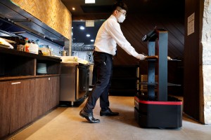Robot con inteligencia artificial atiende a clientes en restaurante de Seúl