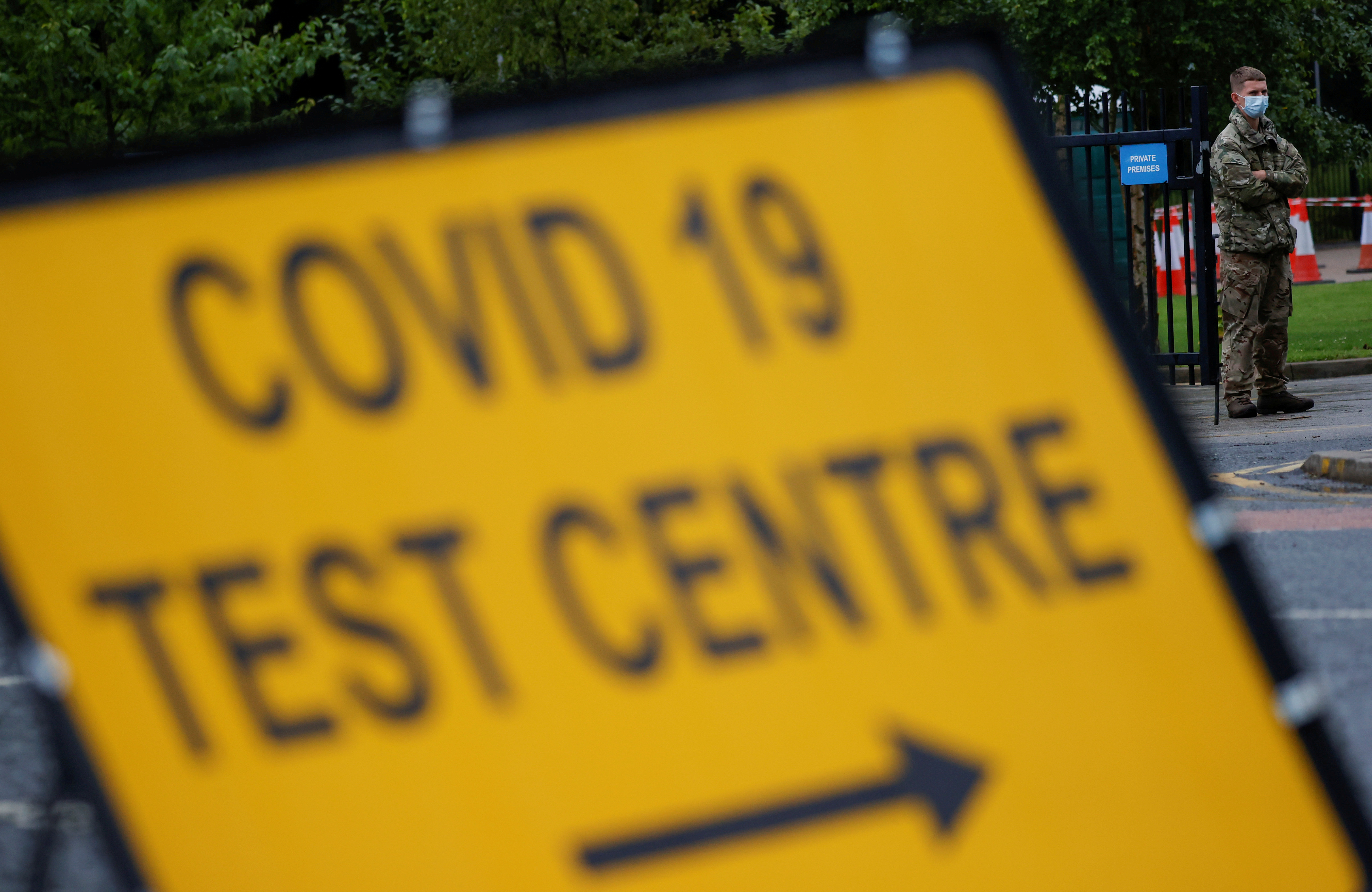 Atasco del sistema de pruebas Covid-19 británico pone en riesgo servicios sanitarios