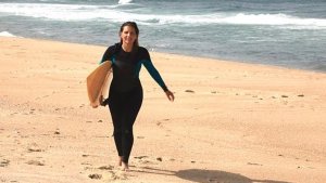 La brasileña Maya Gabeira batió su propio récord mundial tras surfear una gigantesca ola (Video)