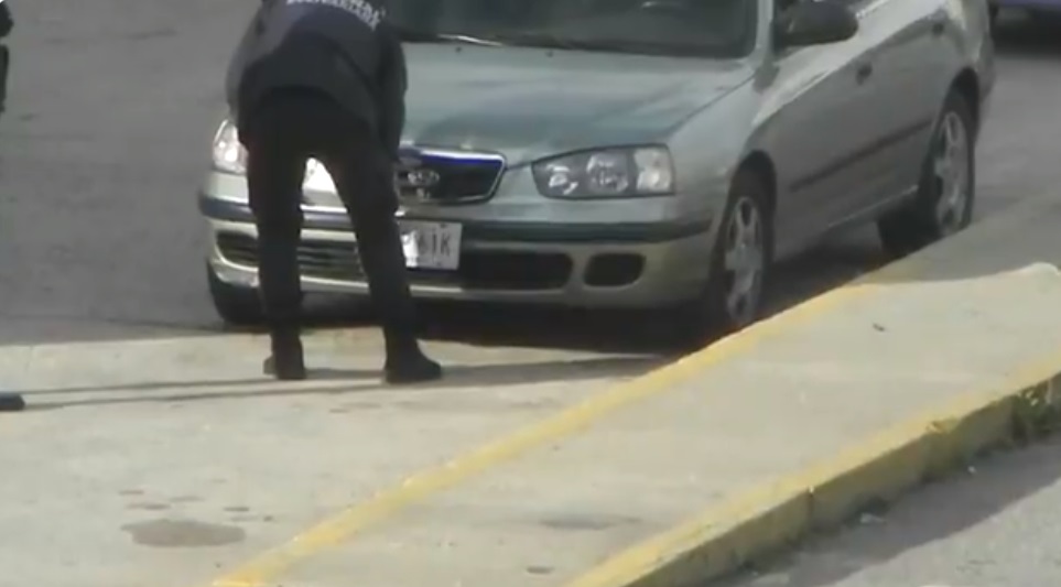 Denuncian que en Mérida, presuntos funcionarios le quitan las placas a los carros que hacen cola por gasolina (VIDEO)