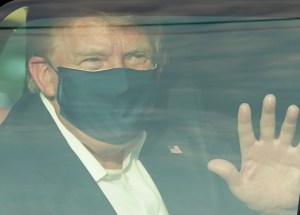 Trump salió en auto del hospital, por unos instantes, para saludar a sus seguidores (Fotos)