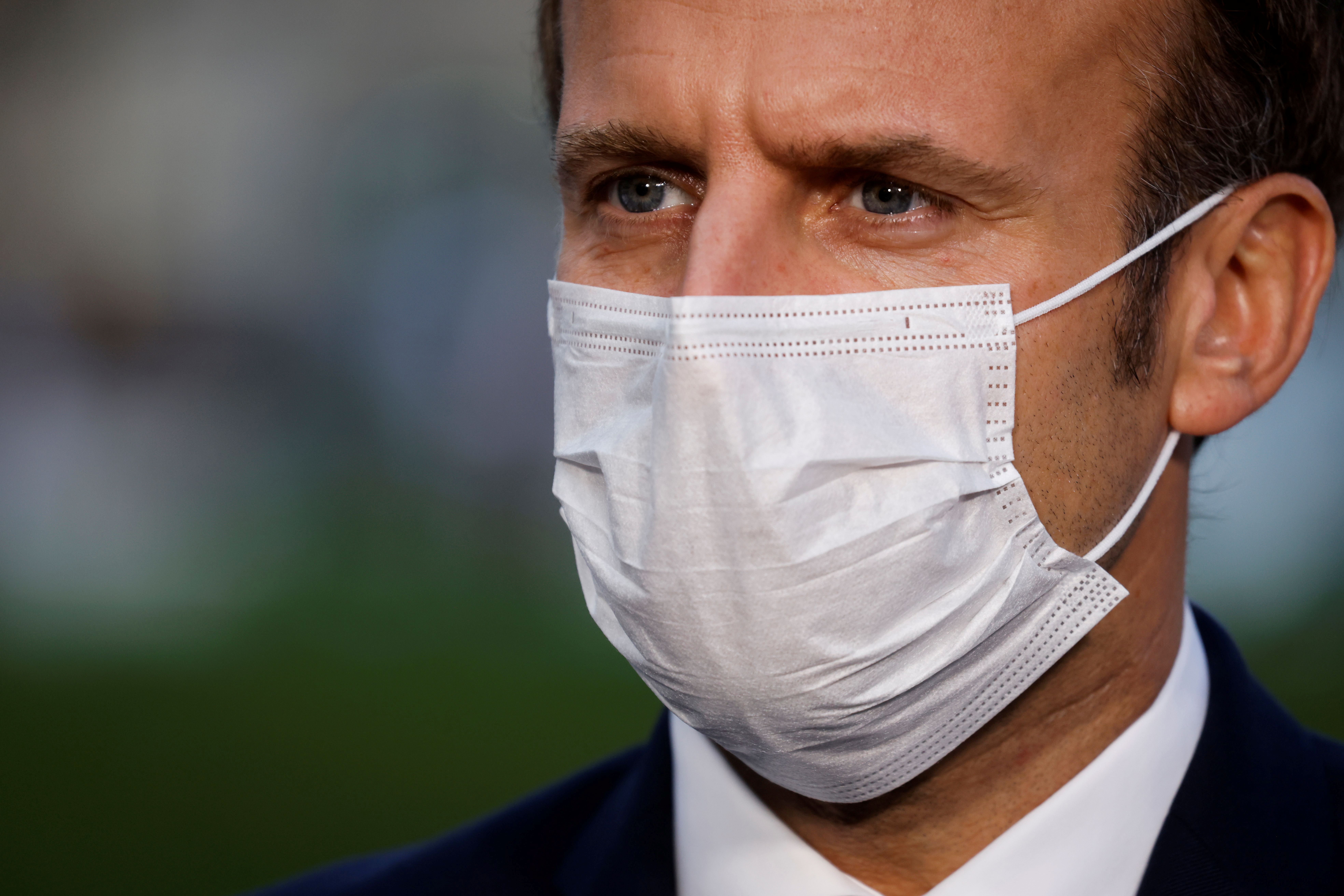 Macron ya no tiene síntomas de covid-19 y sale del aislamiento