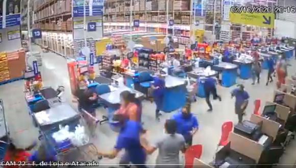 Un muerto y ocho heridos por caída de estanterías en supermercado en Brasil (VIDEOS)