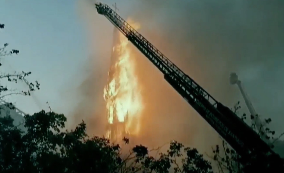 Encapuchados incineraron iglesias durante disturbios en Santiago de Chile (Videos)