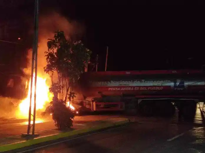 ¡Alerta en Táchira! Una gandola de gasolina se estrelló contra una casa y se incendió (IMÁGENES)