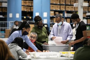 Electores en estados indecisos se preocupan por sus boletas de voto en ausencia