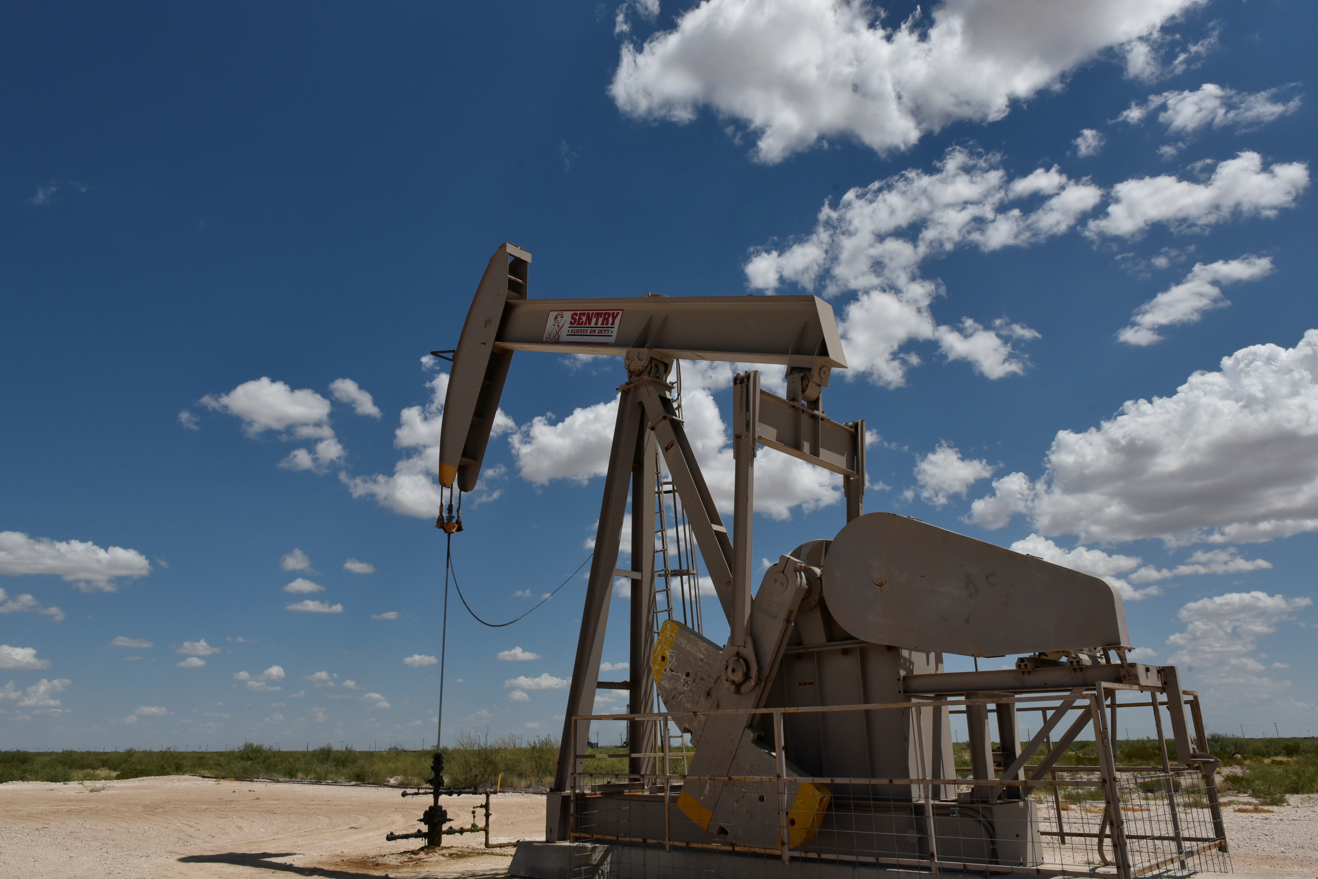 Petróleo vuelve a subir luego de buenas noticias económicas en EEUU