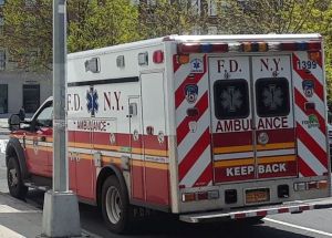 Un anciano murió arrollado por dos autos en Nueva York