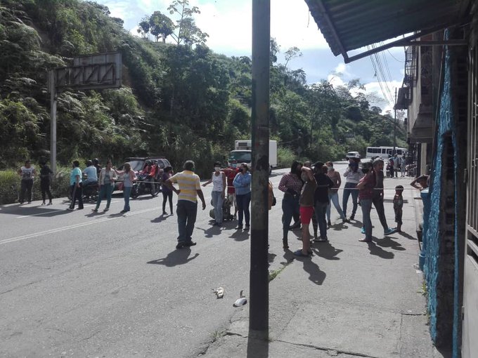 Mirandinos trancaron la carretera Panamericana por falta de agua y gas en sus hogares #9Nov (FOTO)