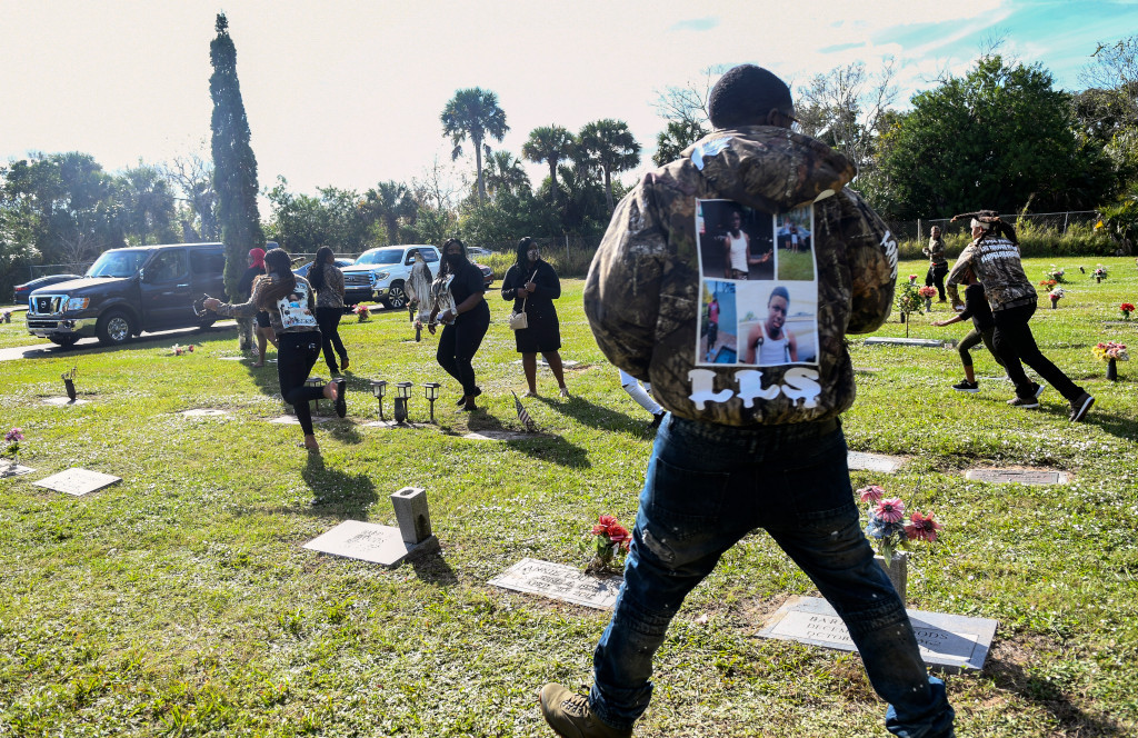 Madre de un adolescente asesinado a tiros en Florida resultó herida durante su funeral