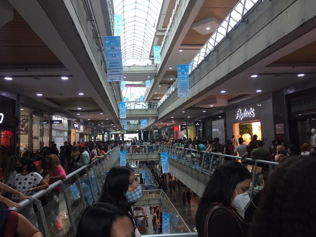 ¿Cuál pandemia? Caraqueños desbordan el centro comercial Sambil durante el #BlackFriday (Imágenes)