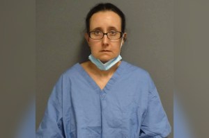 Mujer de Connecticut arrestada por dispararle a dos niños