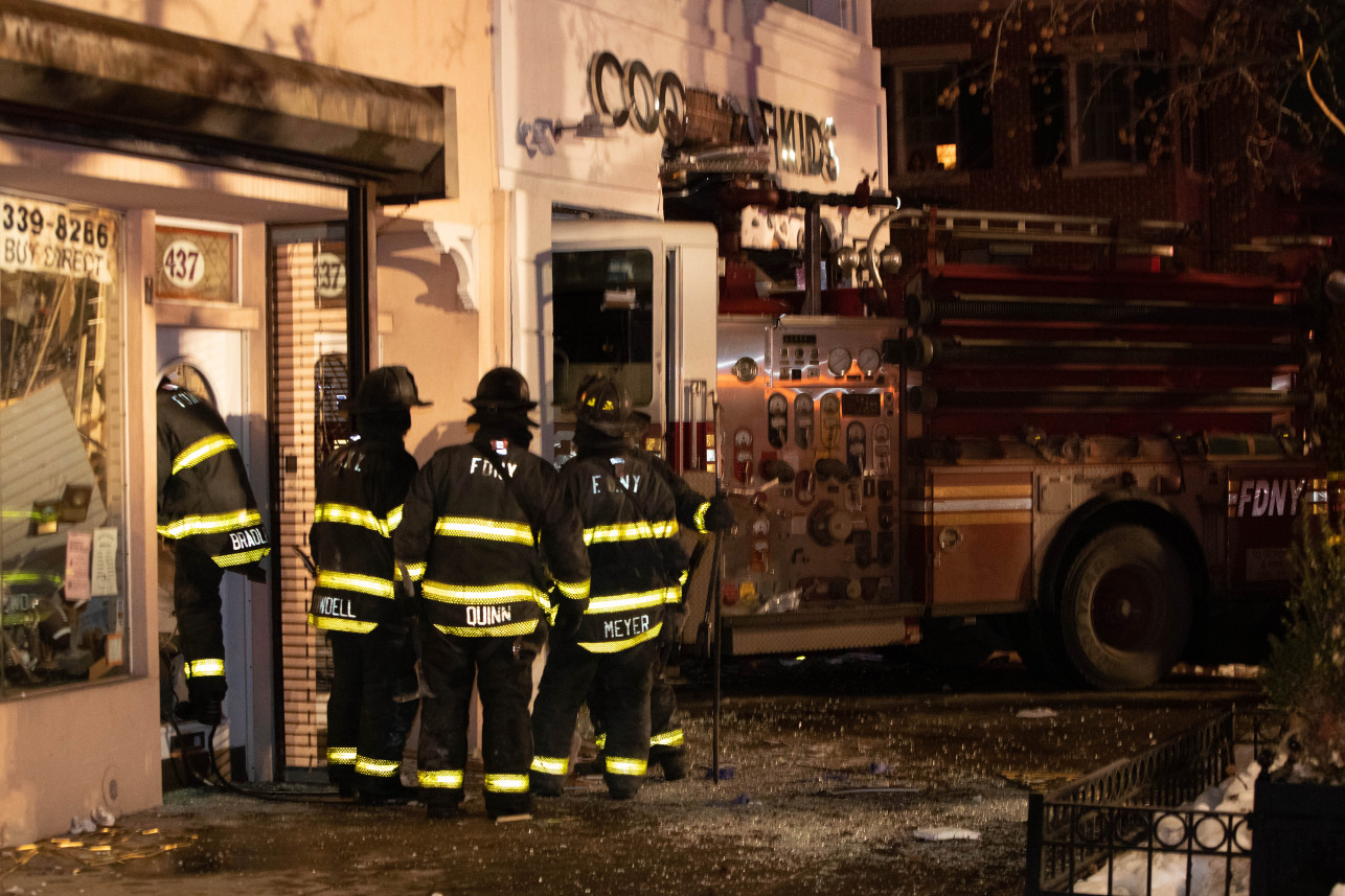 Un camión de bomberos dejó seis personas heridas en Brooklyn al colisionar con otro auto