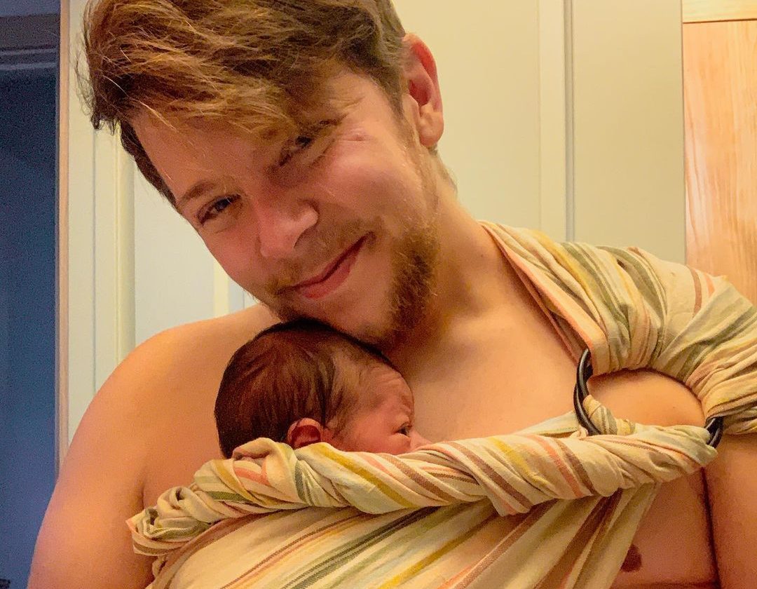 Hombre trans compartió imágenes de su parto en casa y conmovió las redes (Fotos + Videos)