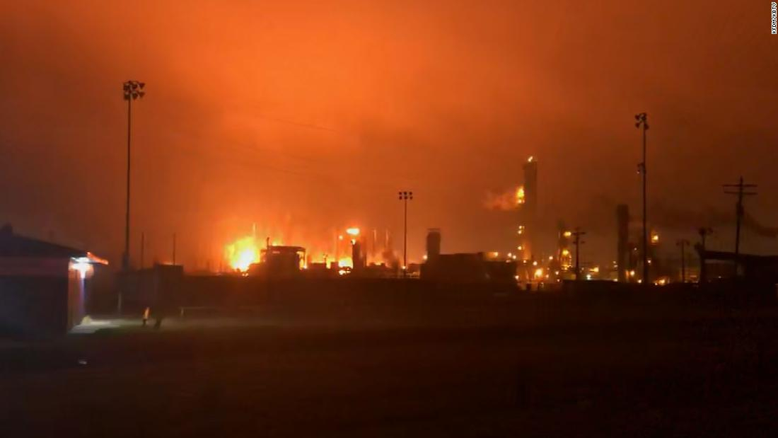 Explosión de tanque de almacenamiento en planta petrolera de Texas dejó siete heridos