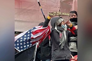 Acusaron a una mujer en Misuri de posar con la placa de Nancy Pelosi durante el asedio al Capitolio