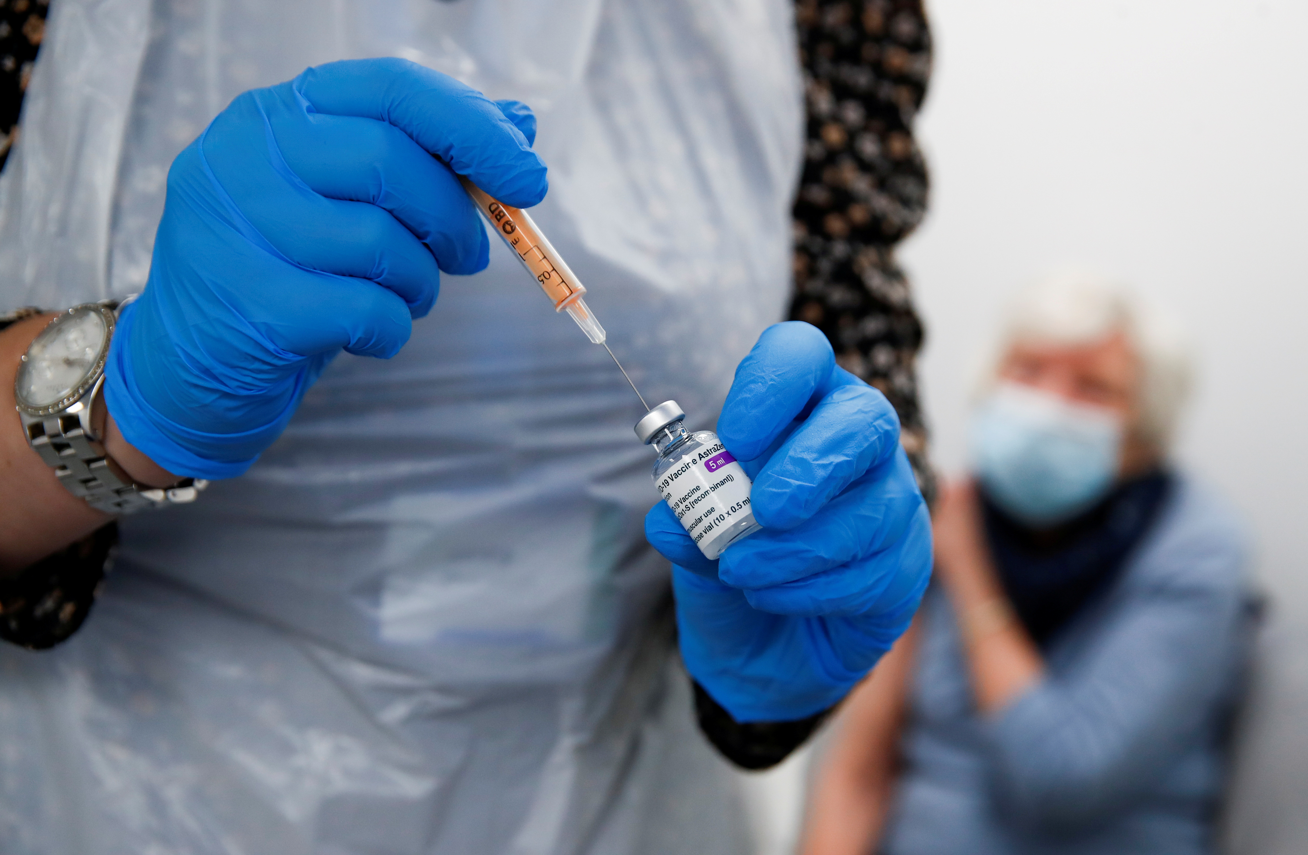 La OMS recomienda seguir vacunando con AstraZeneca “por el momento”