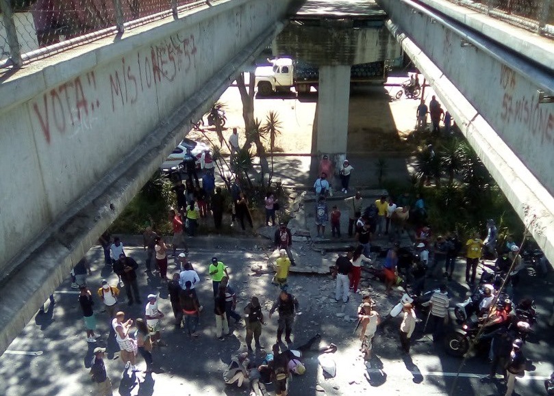 Un muerto y tres heridos tras el colapso de la pasarela de San Agustín