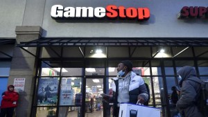 GameStop sube cerca de un 50% por nueva ola de compras impulsada por “memes”