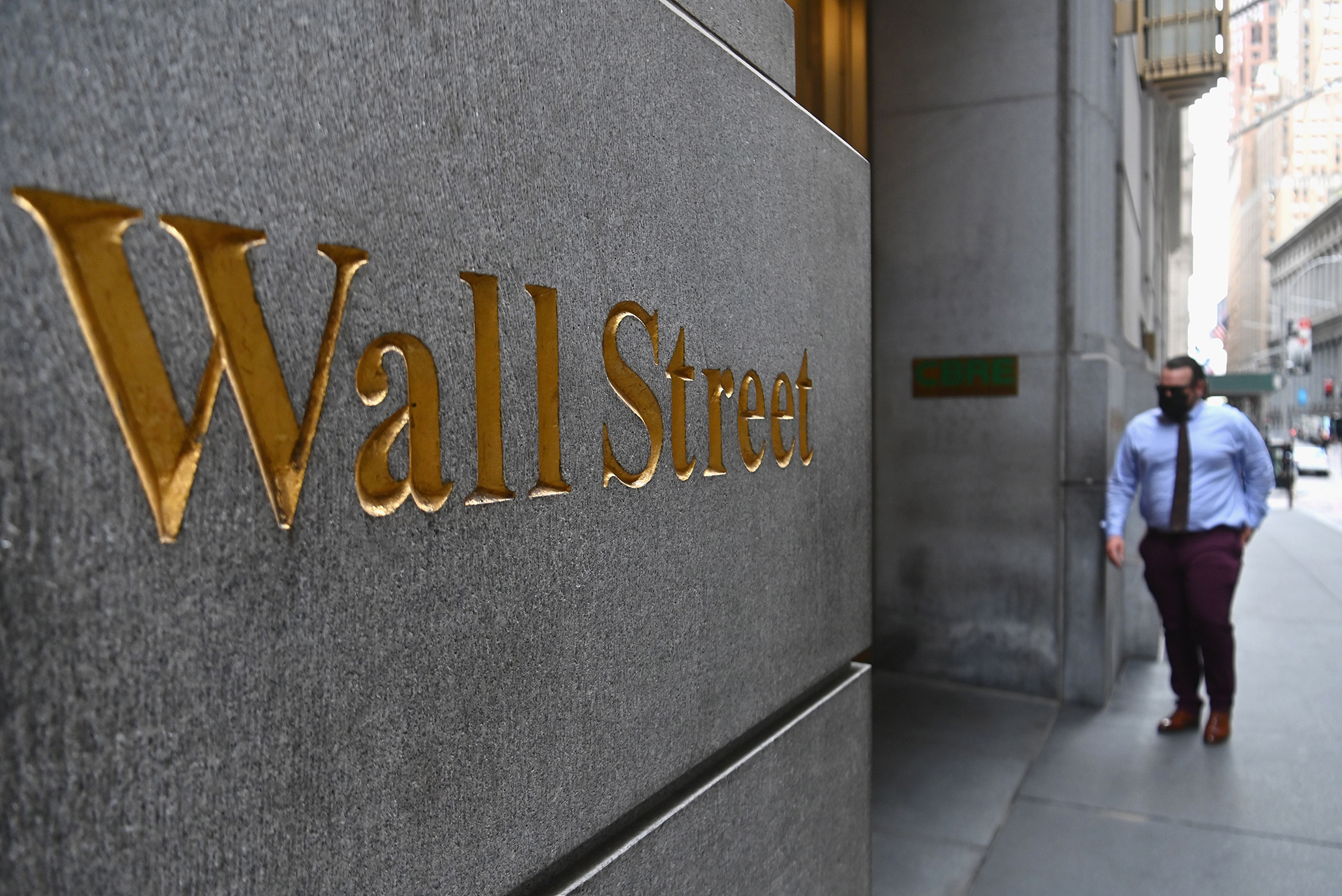 Wall Street baja preocupada por tasas de bonos del Tesoro