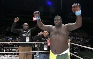 Gigante brasileño de la MMA derribó a su rival con feroz golpe pero celebró antes de tiempo (VIDEOS)