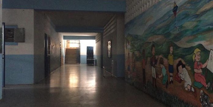 Esta escuela de Cumaná solo cuenta con electricidad cuando hay elecciones