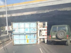 Gandola del Ejército se volcó en la autopista Francisco Fajardo este #5Feb
